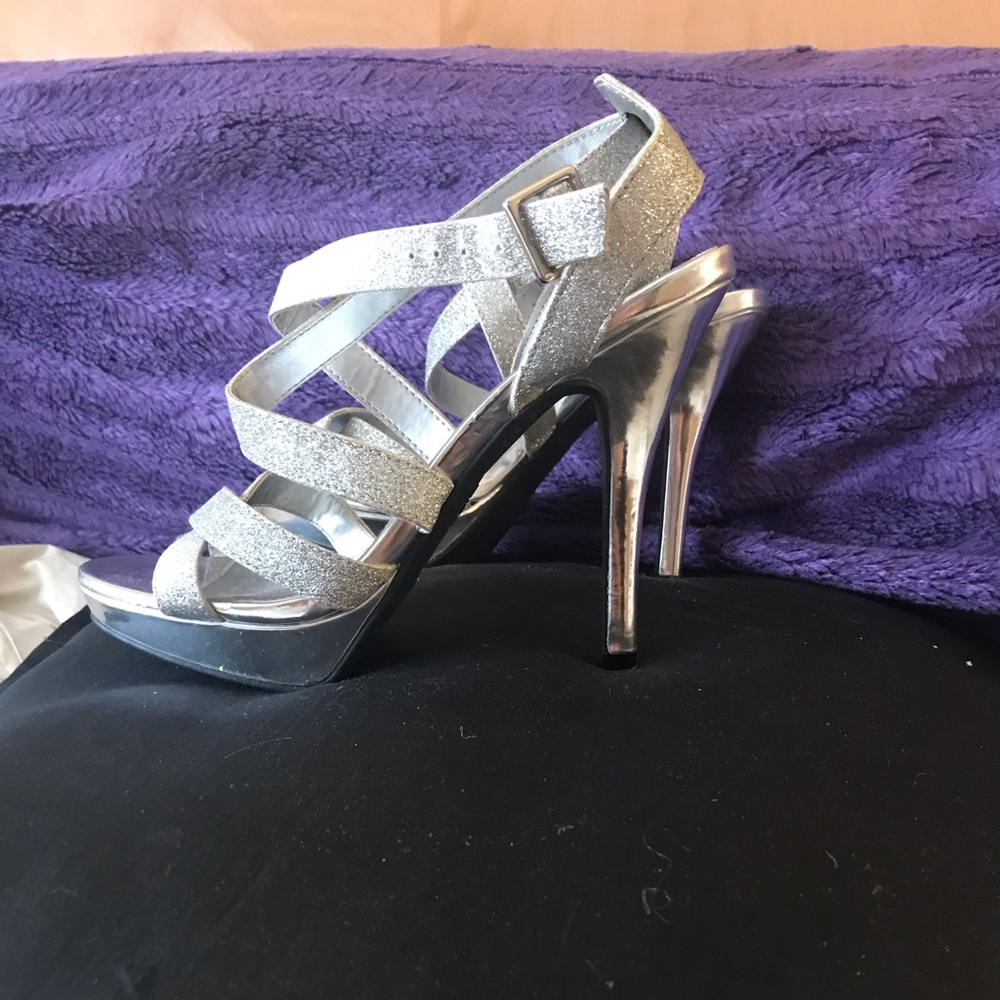 ❤️ Silver glitter Heels, Size 6.5 W
